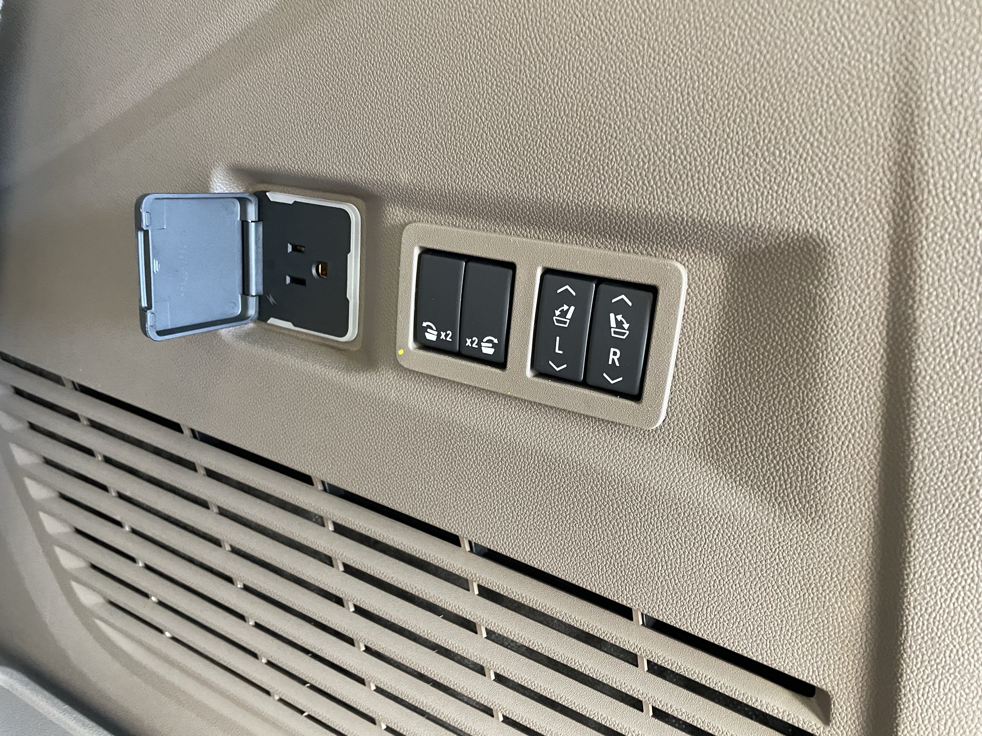 2027 GMC Yukon Denali - Photo 10