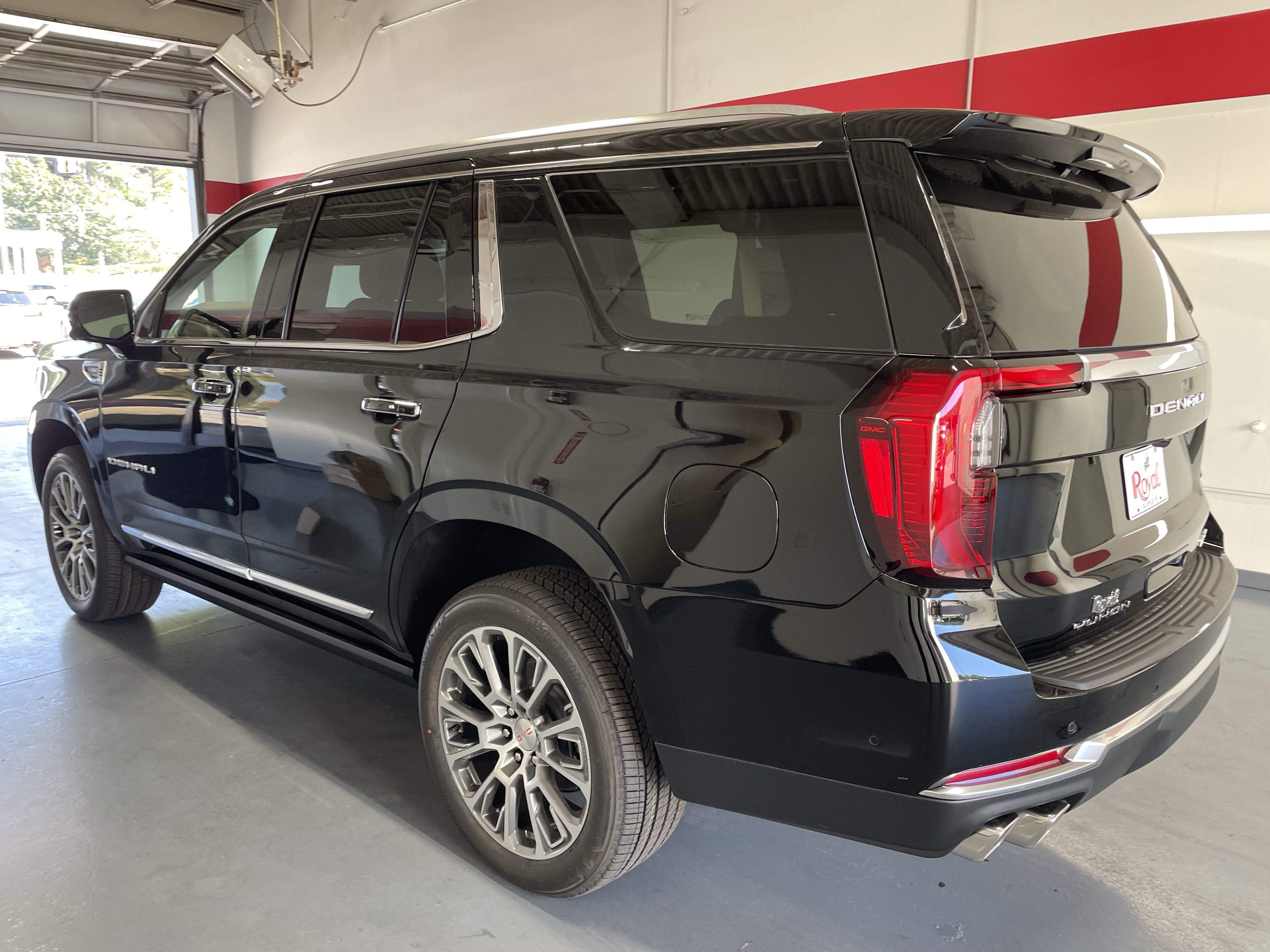 2027 GMC Yukon Denali - Photo 6