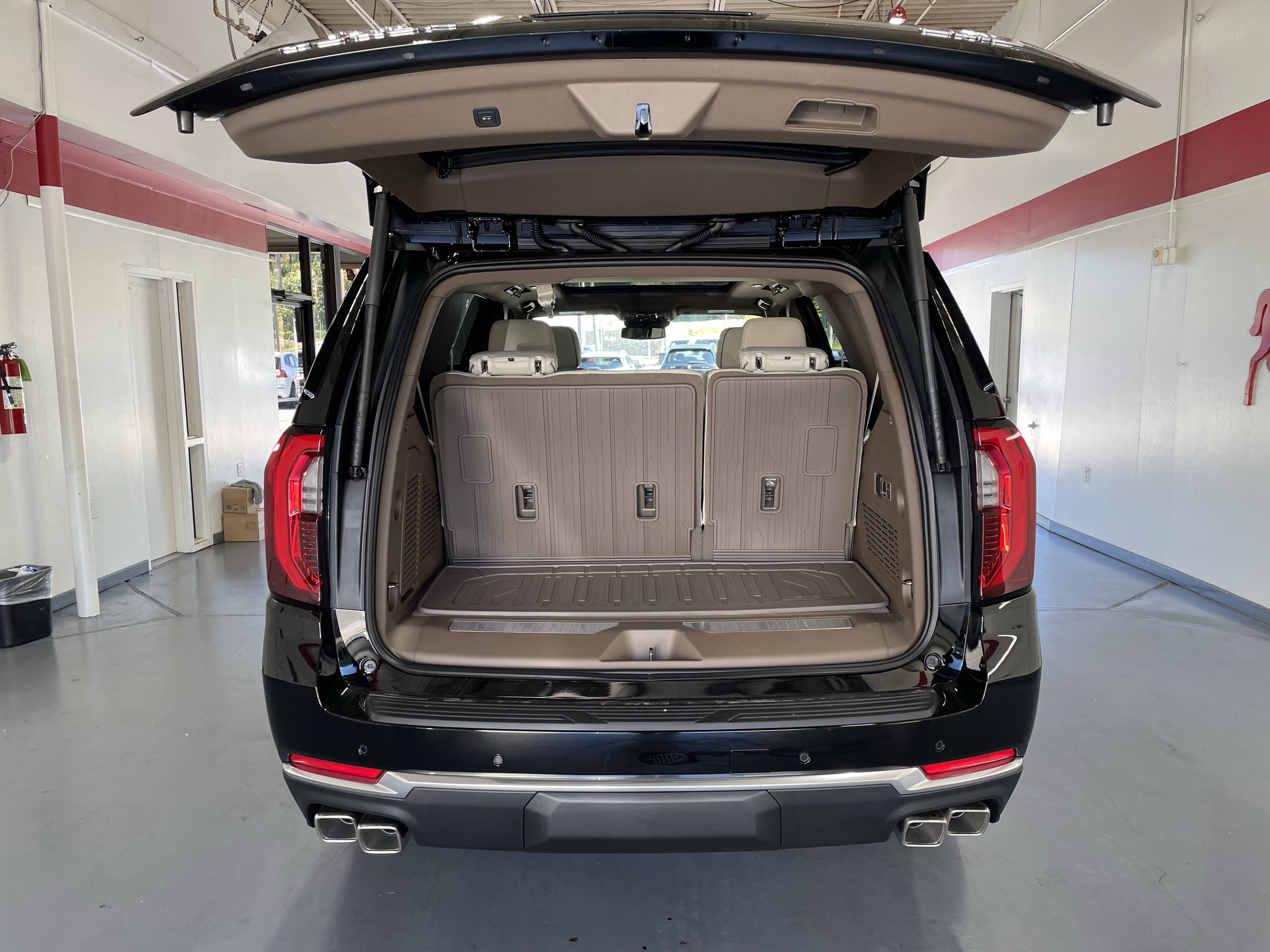 2027 GMC Yukon Denali - Photo 8