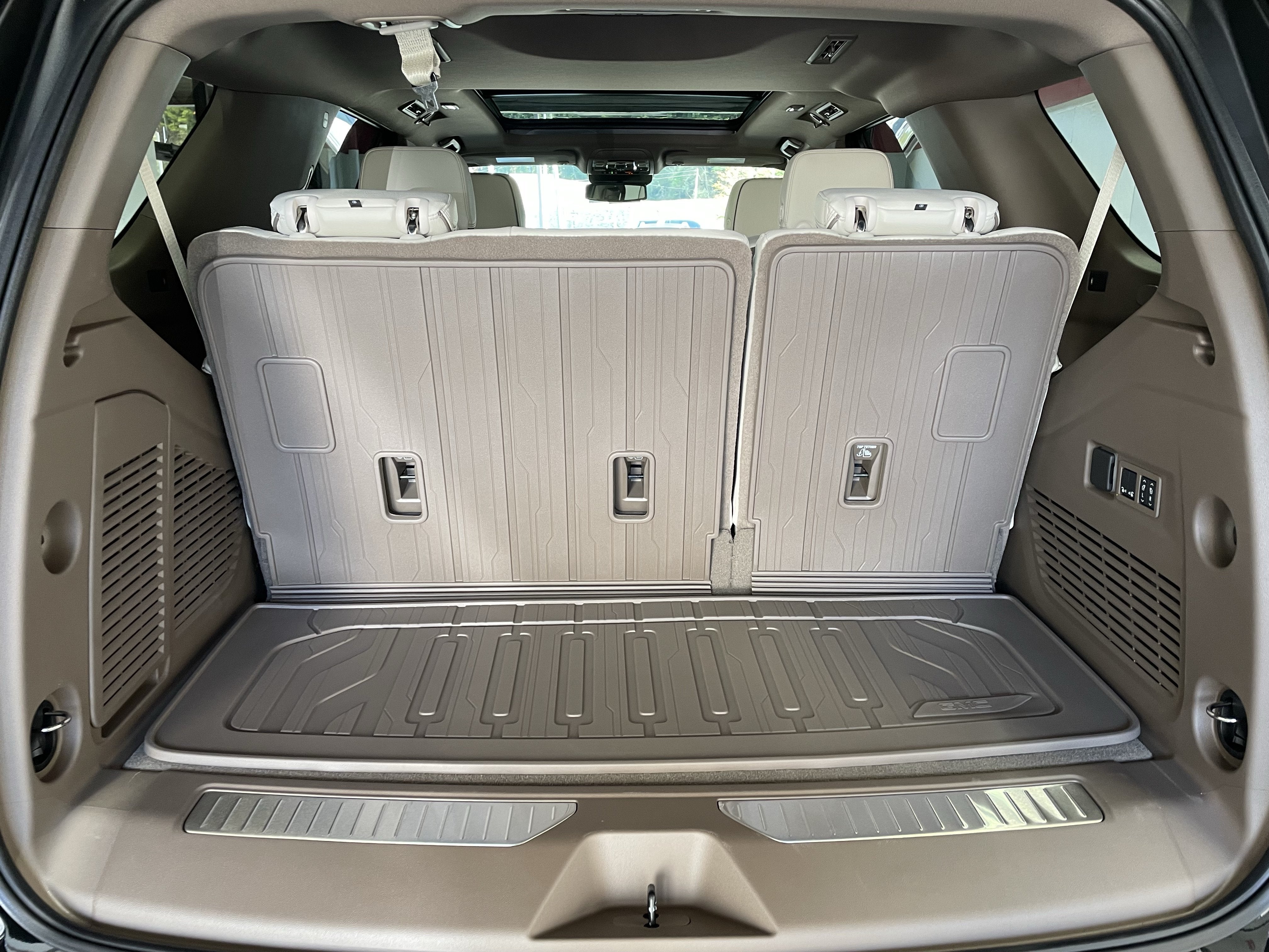 2027 GMC Yukon Denali - Photo 9