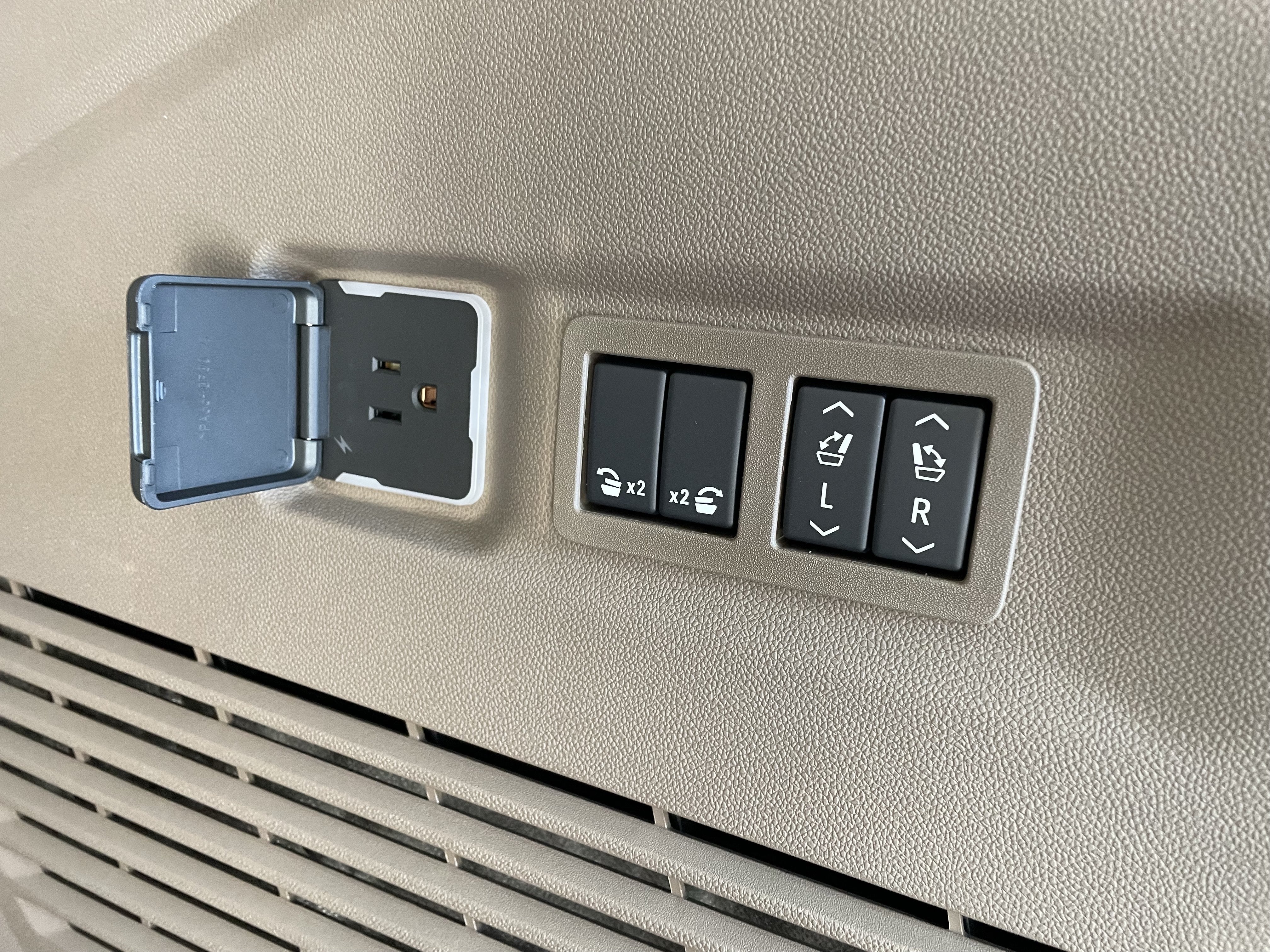2027 GMC Yukon XL Denali - Photo 10