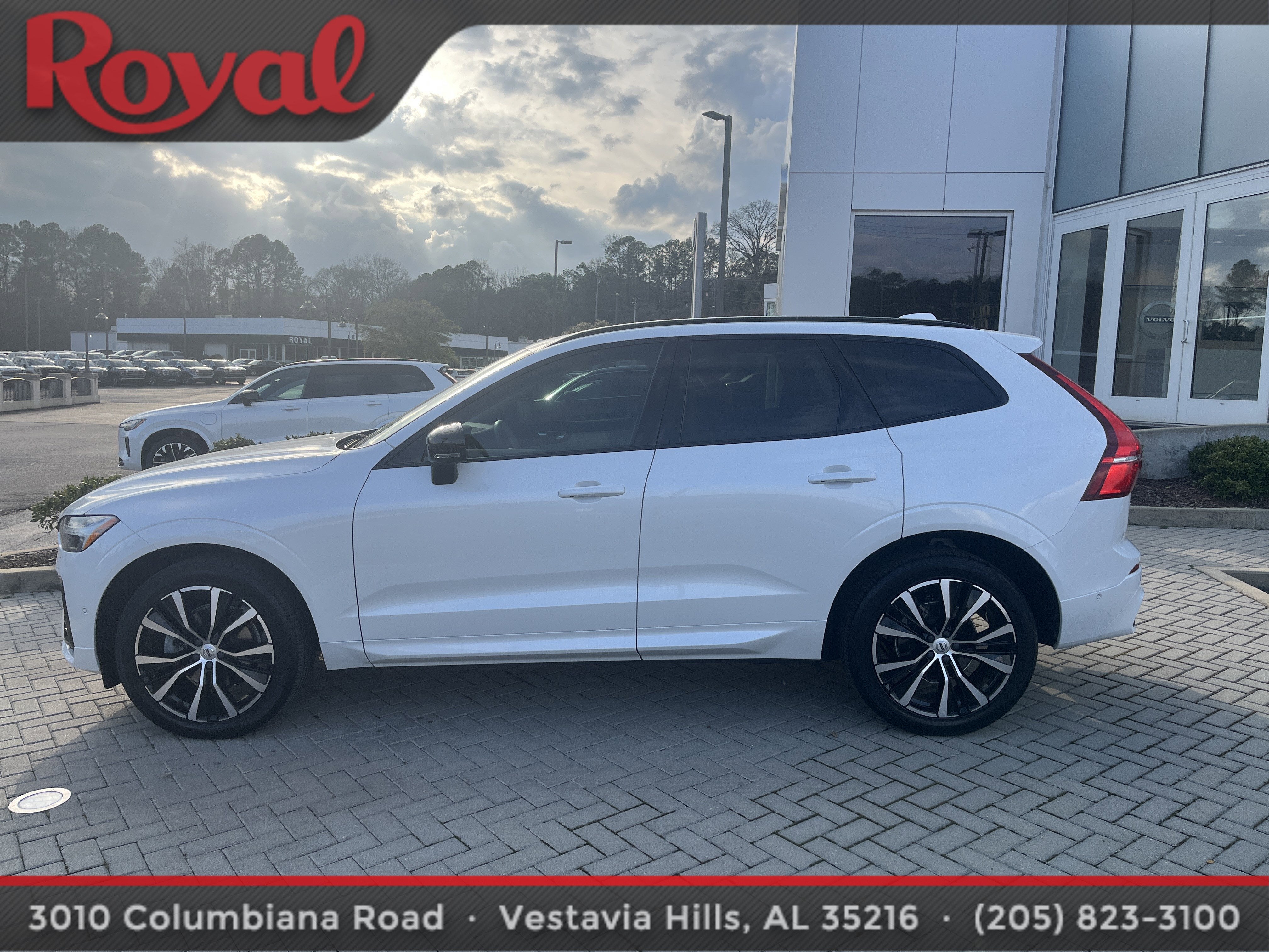 2023 Volvo XC60 Plus Dark Theme