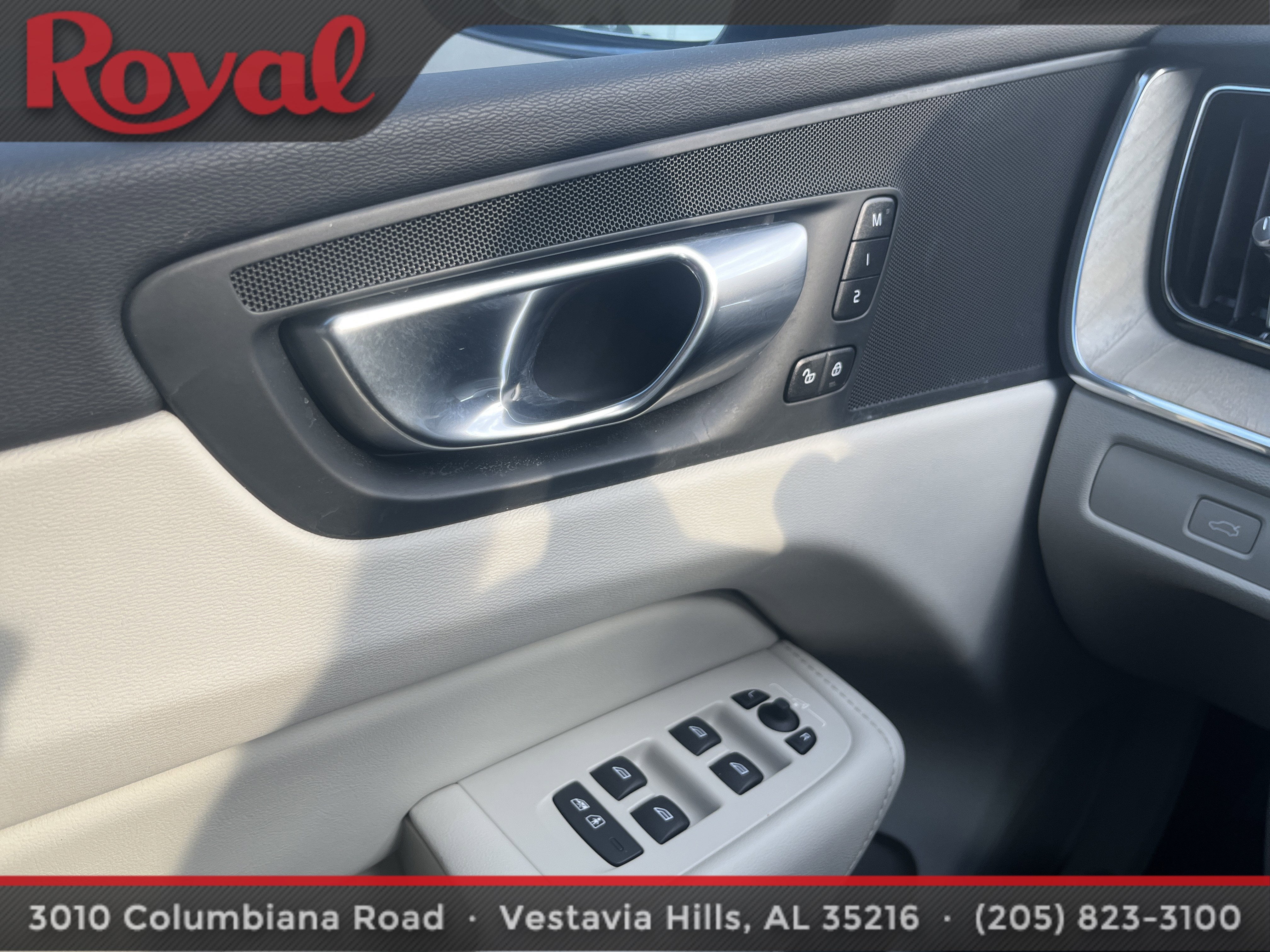 2023 Volvo XC60 Plus Dark Theme