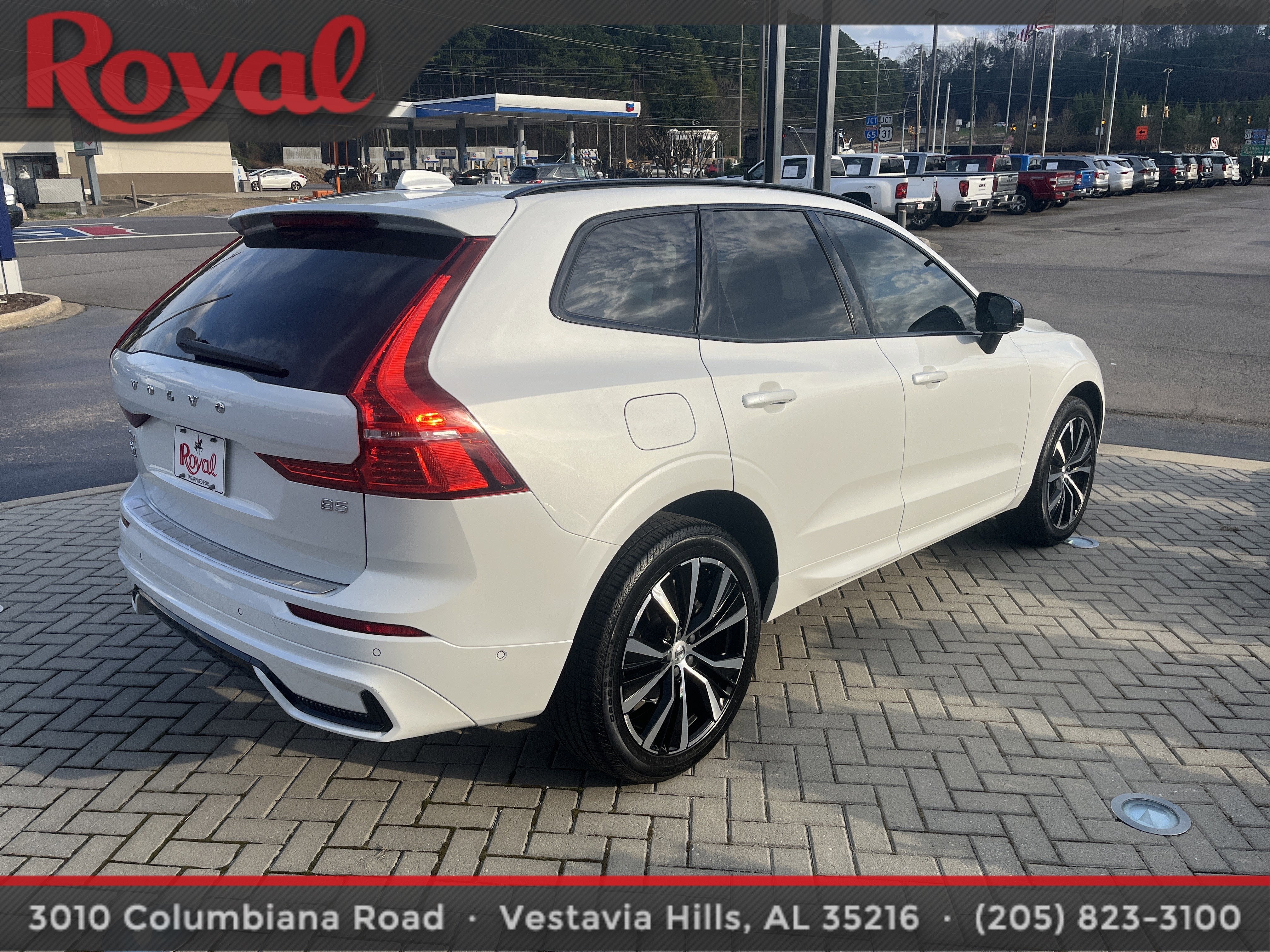 2023 Volvo XC60 Plus Dark Theme