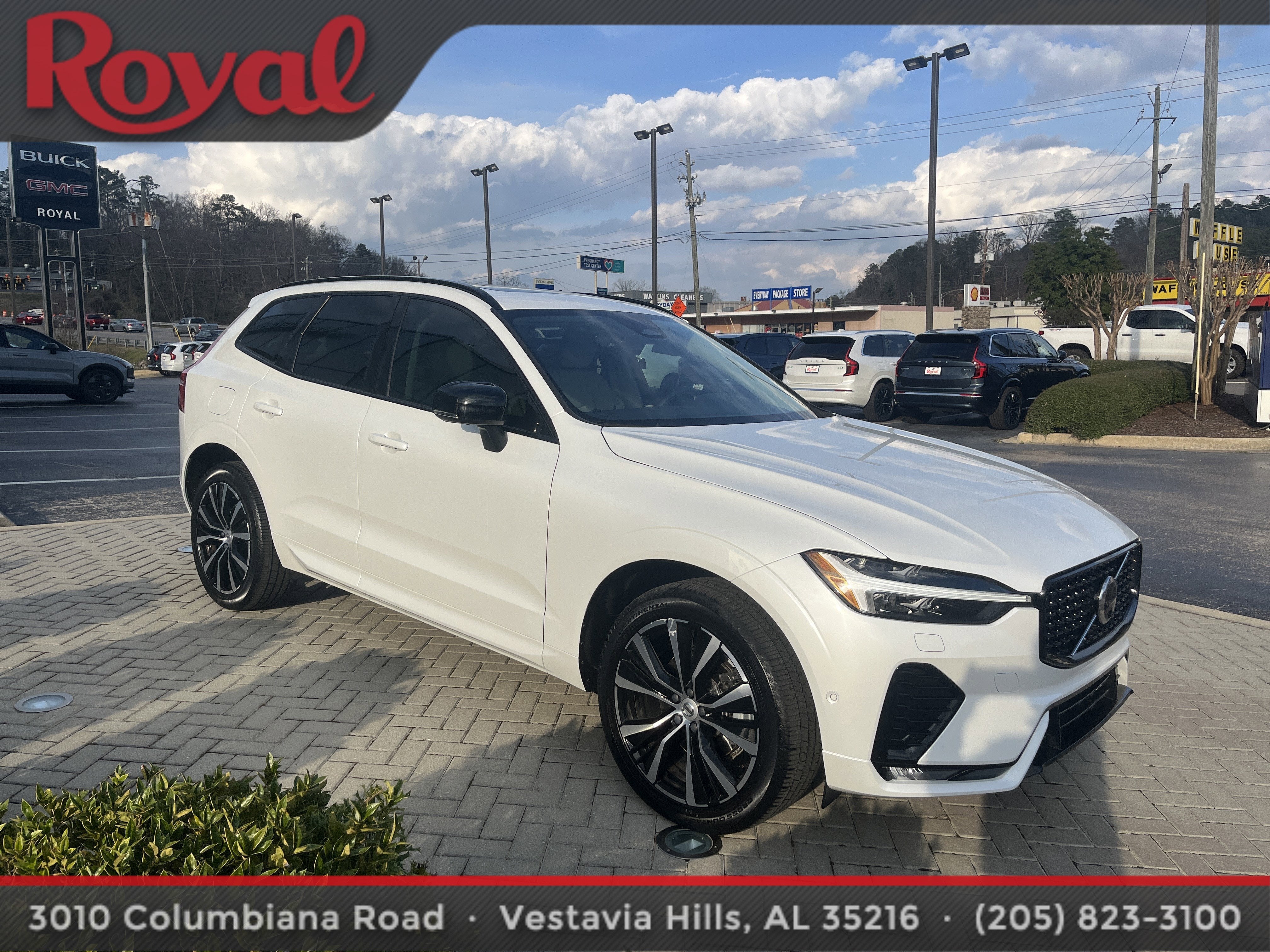 2023 Volvo XC60 Plus Dark Theme