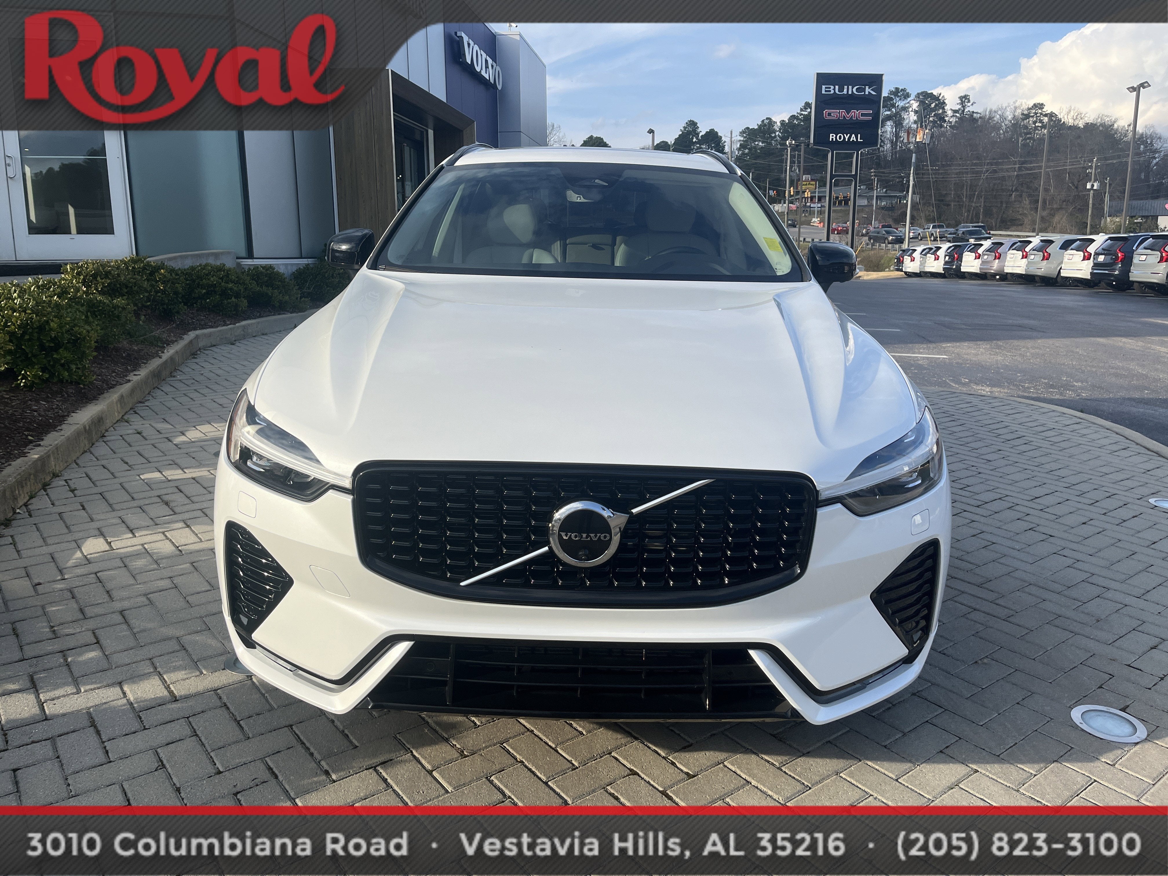 2023 Volvo XC60 Plus Dark Theme