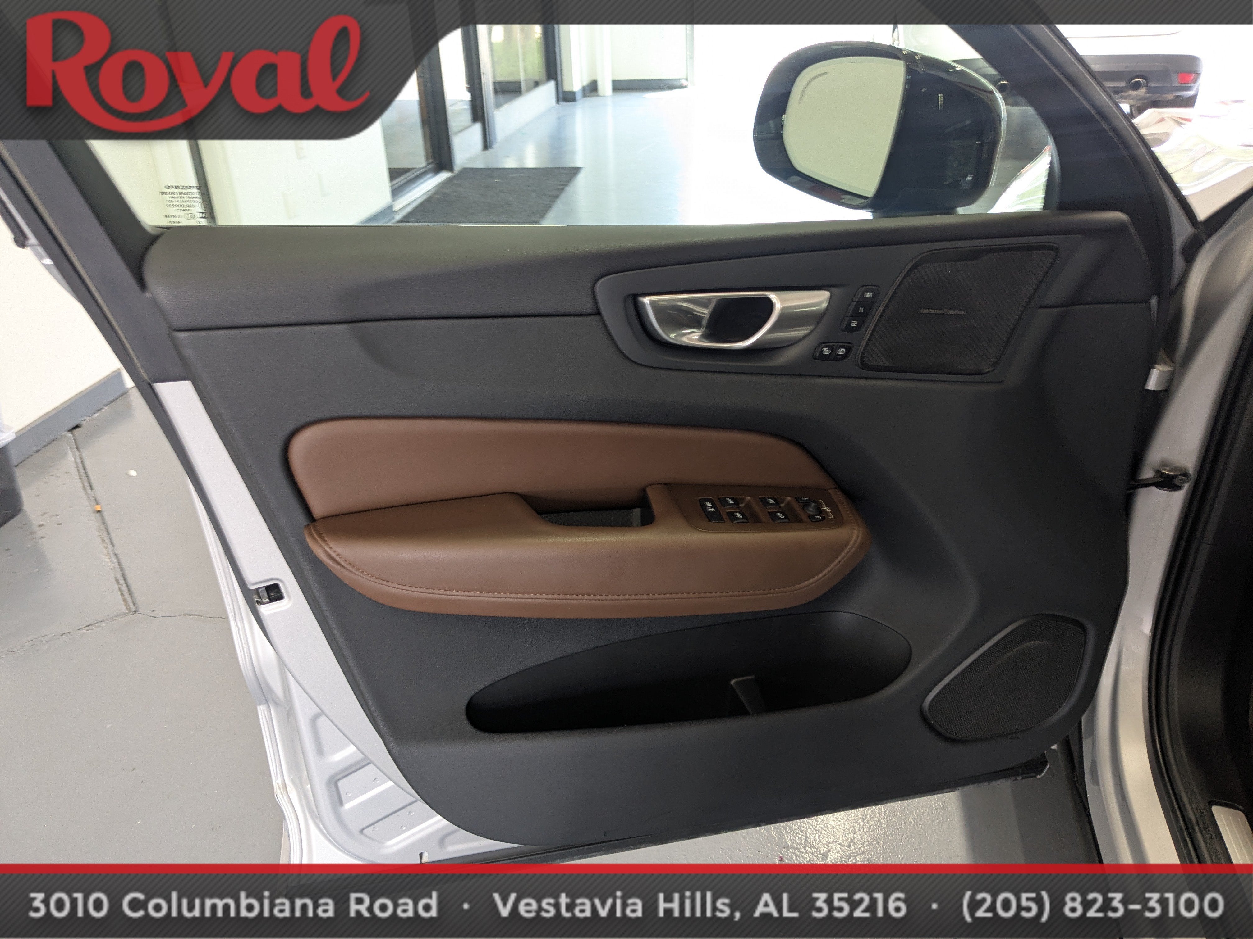 2024 Volvo XC60 Plus Dark Theme