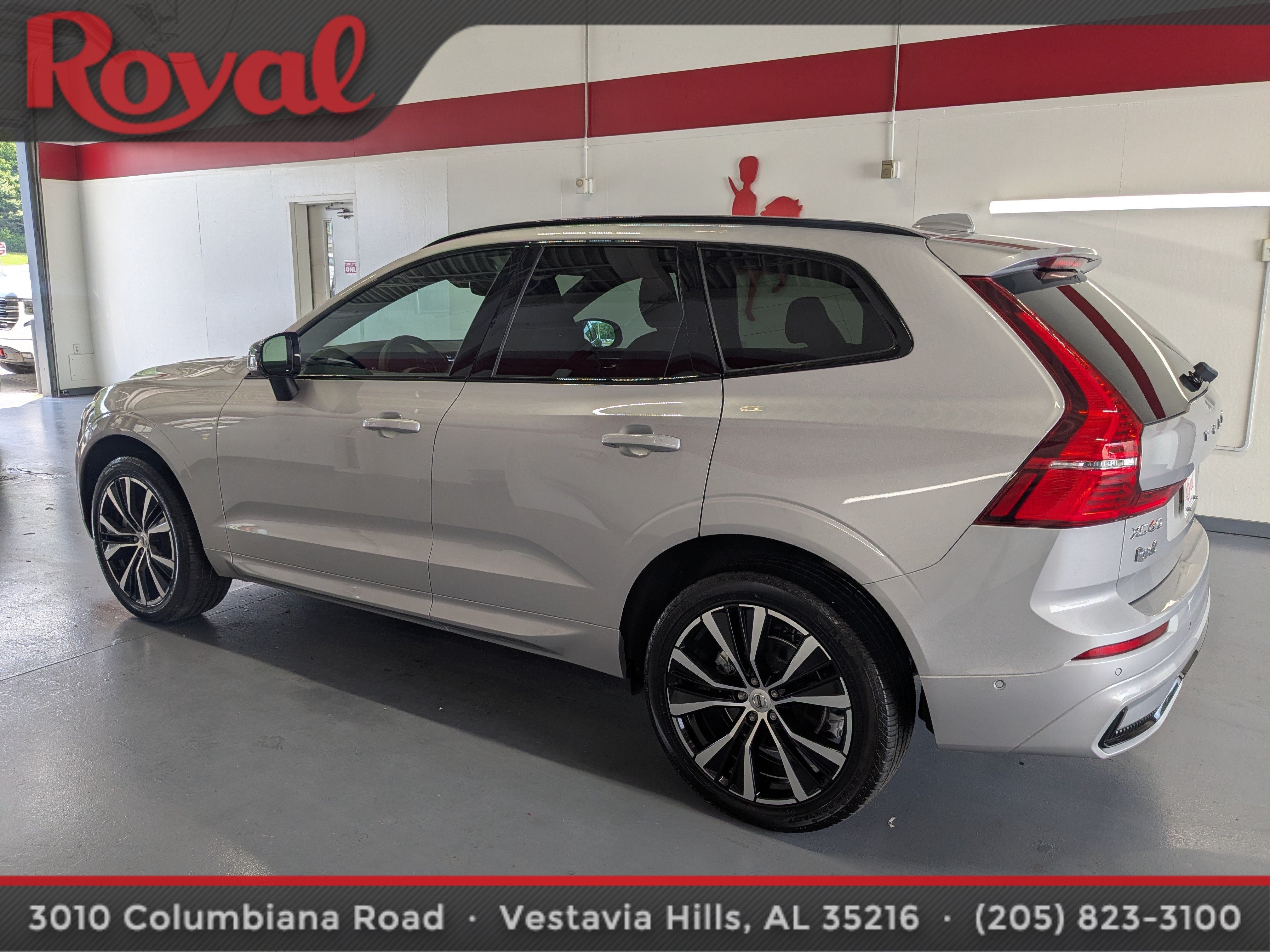 2024 Volvo XC60 Plus Dark Theme
