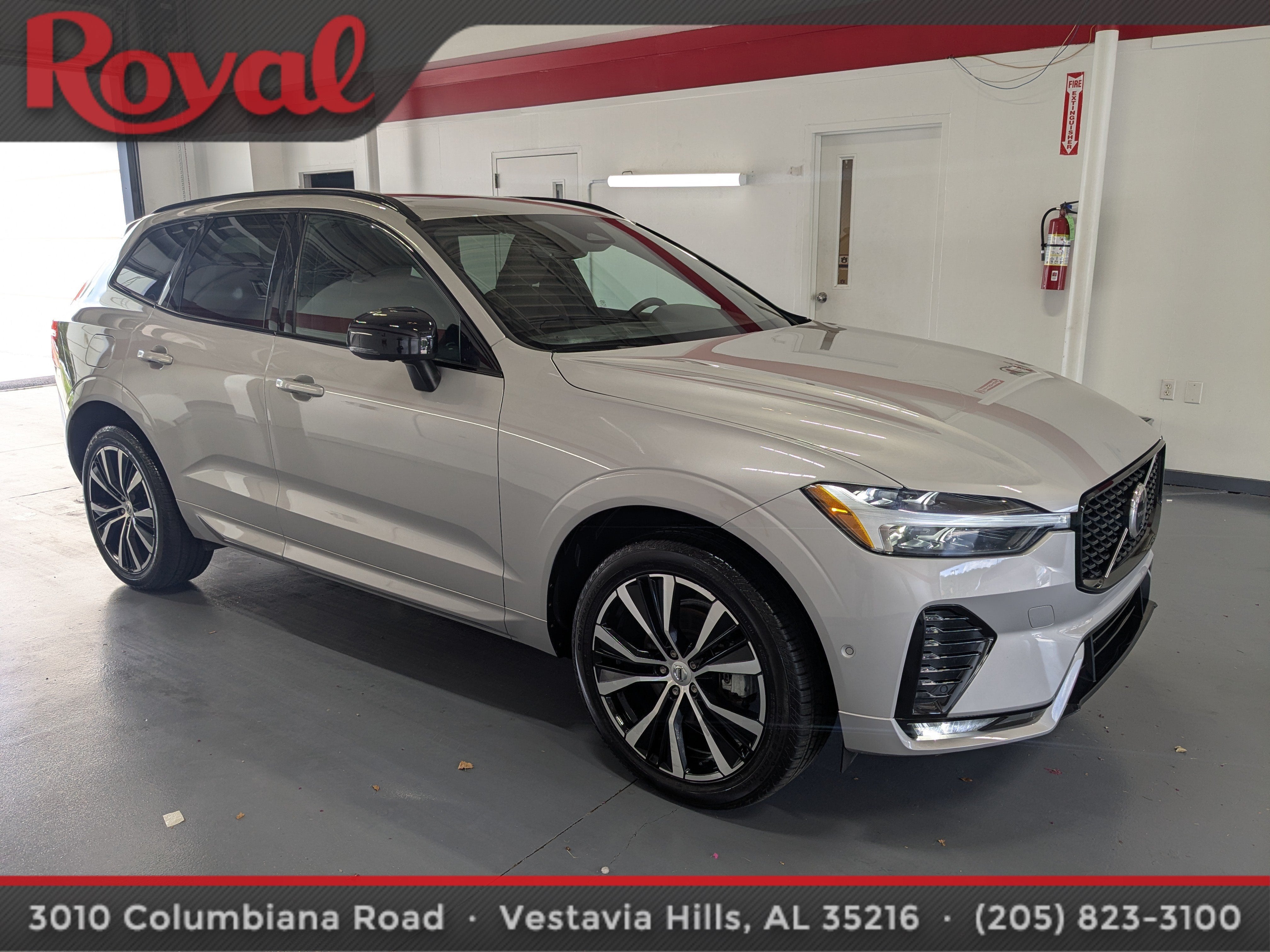 2024 Volvo XC60 Plus Dark Theme