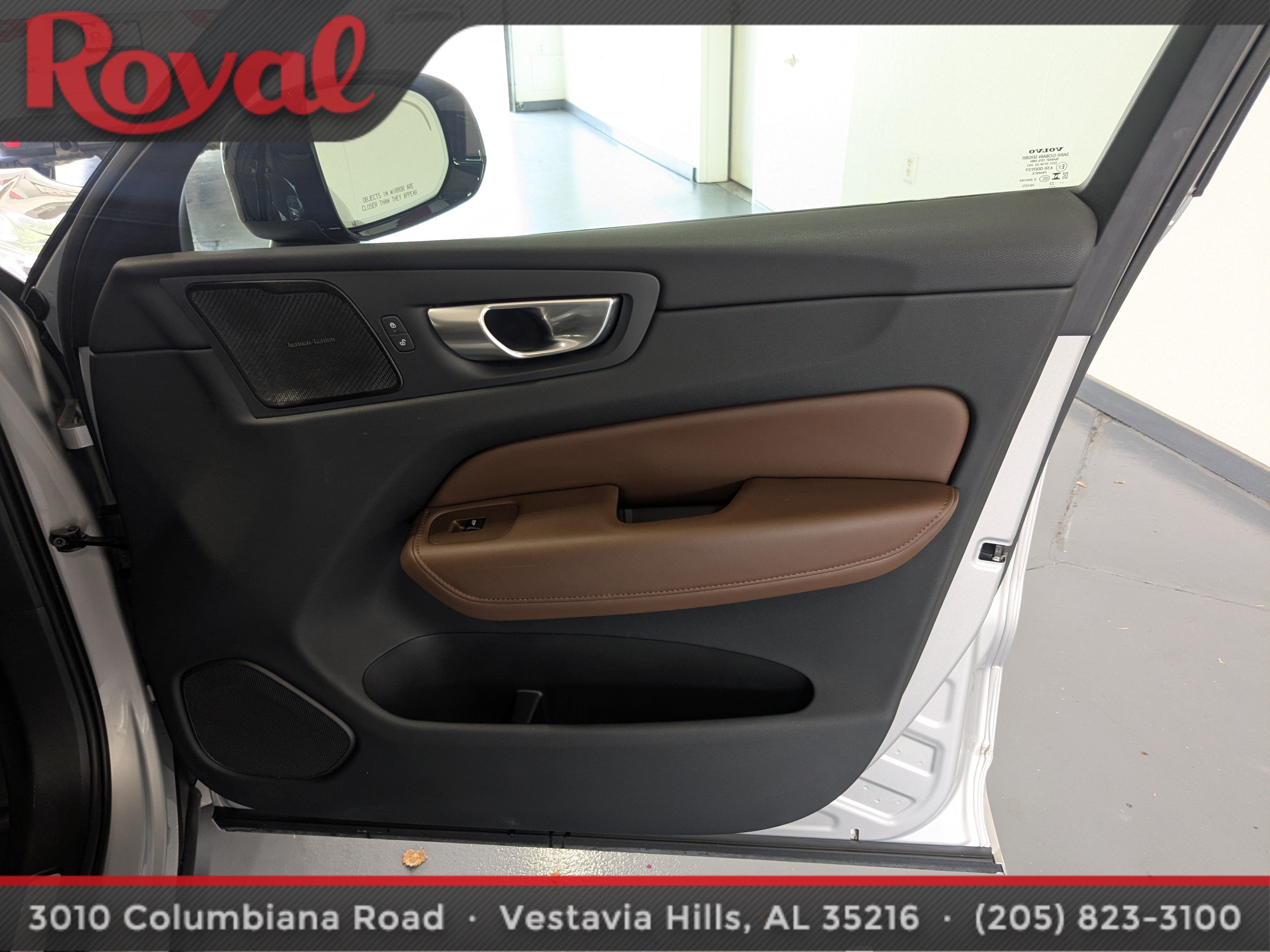 2024 Volvo XC60 Plus Dark Theme