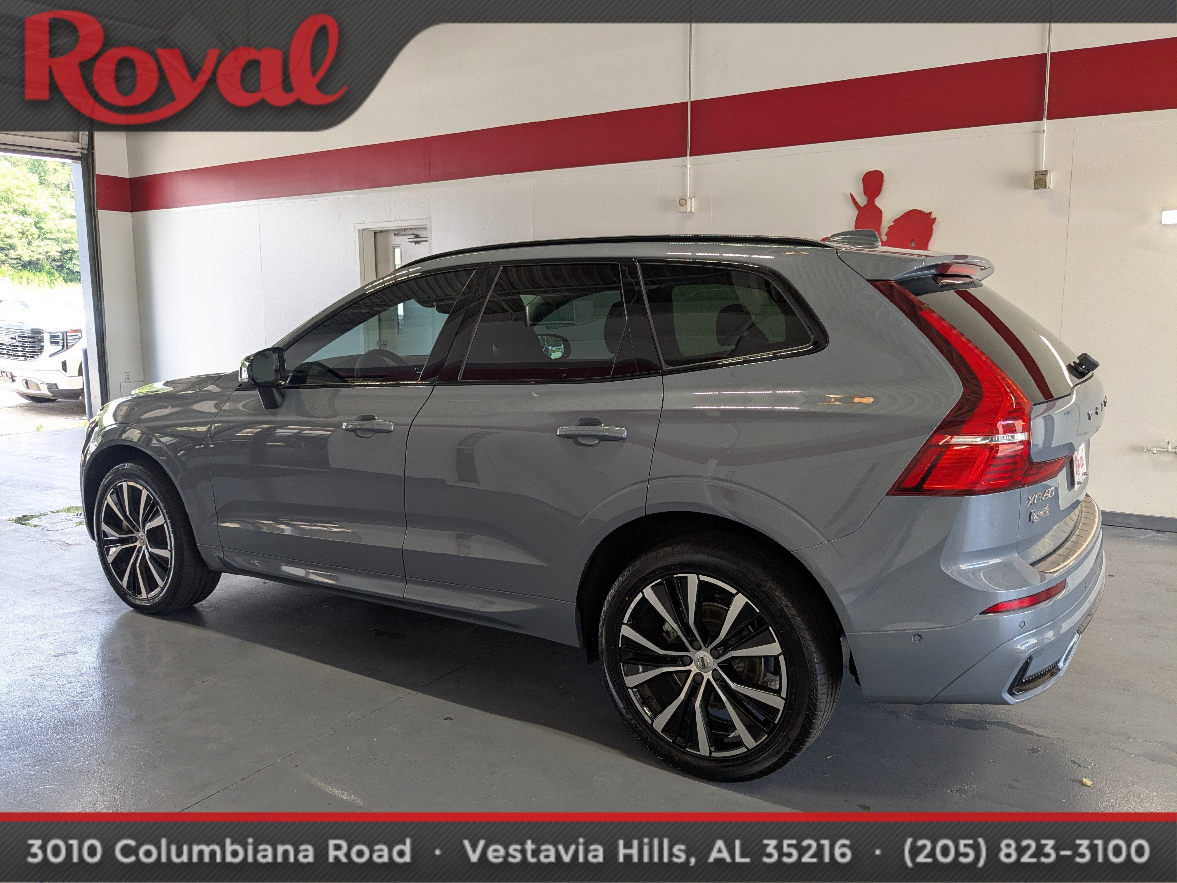 2024 Volvo XC60 Plus Dark Theme
