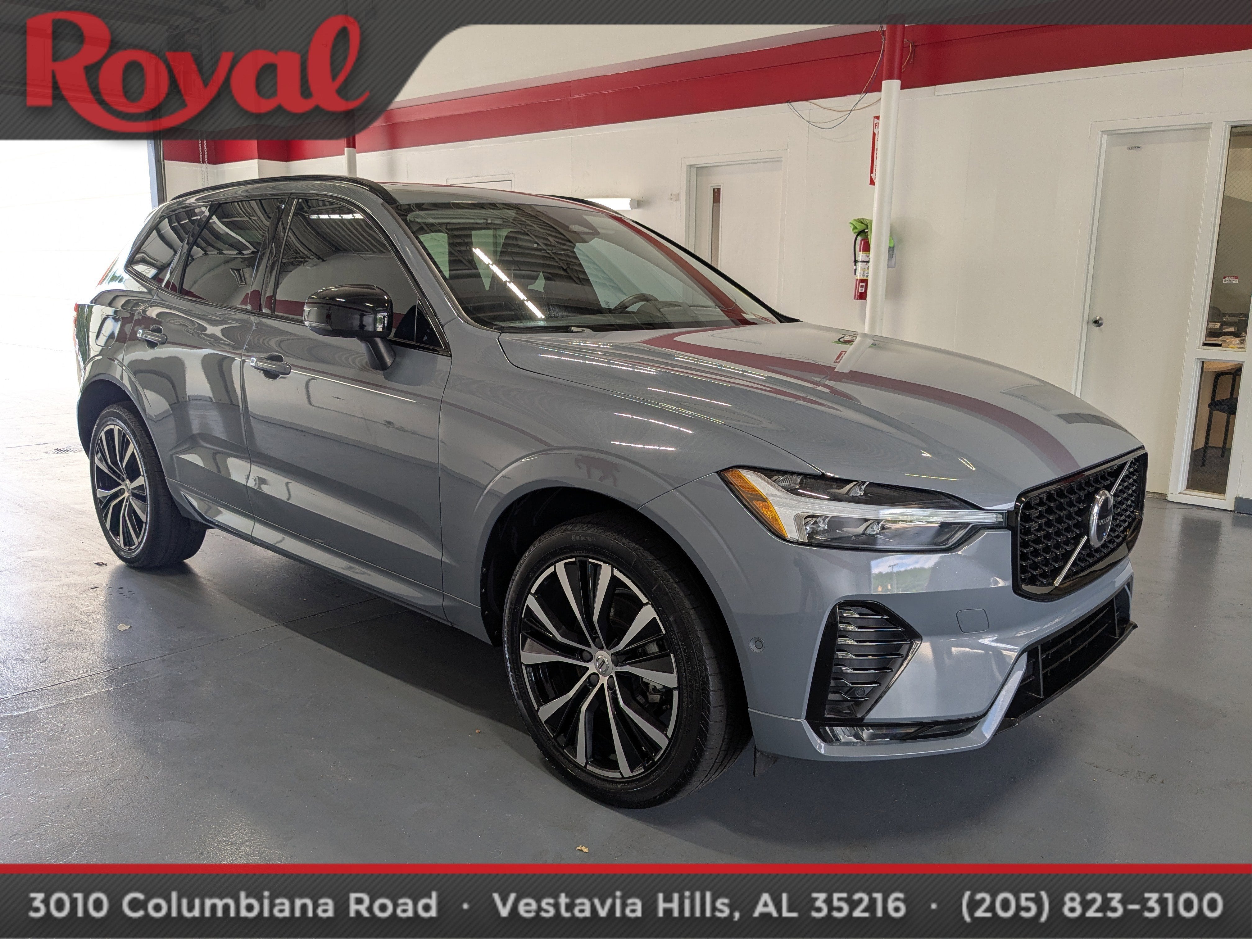 2024 Volvo XC60 Plus Dark Theme