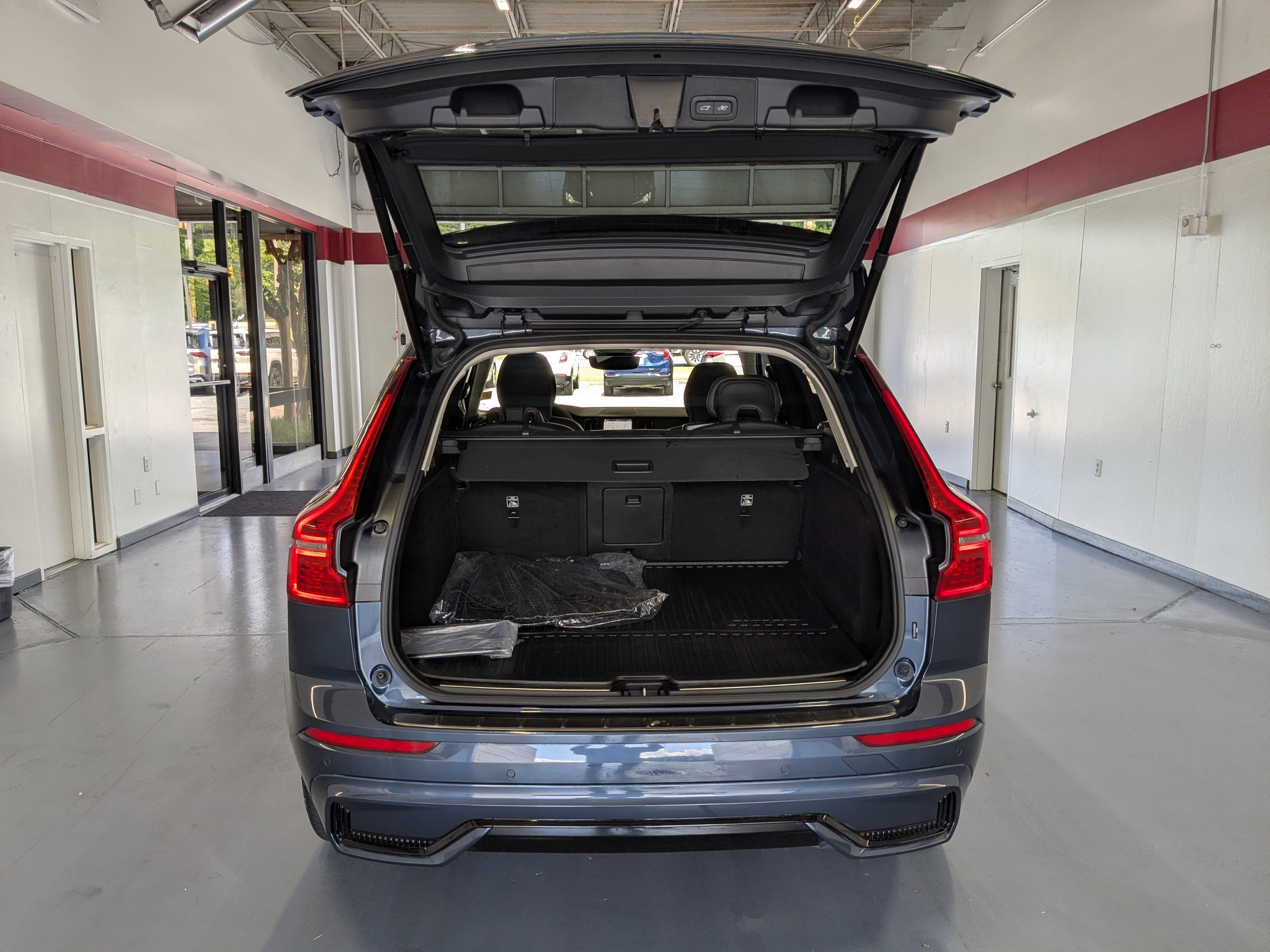 2024 Volvo XC60 Plus Dark Theme