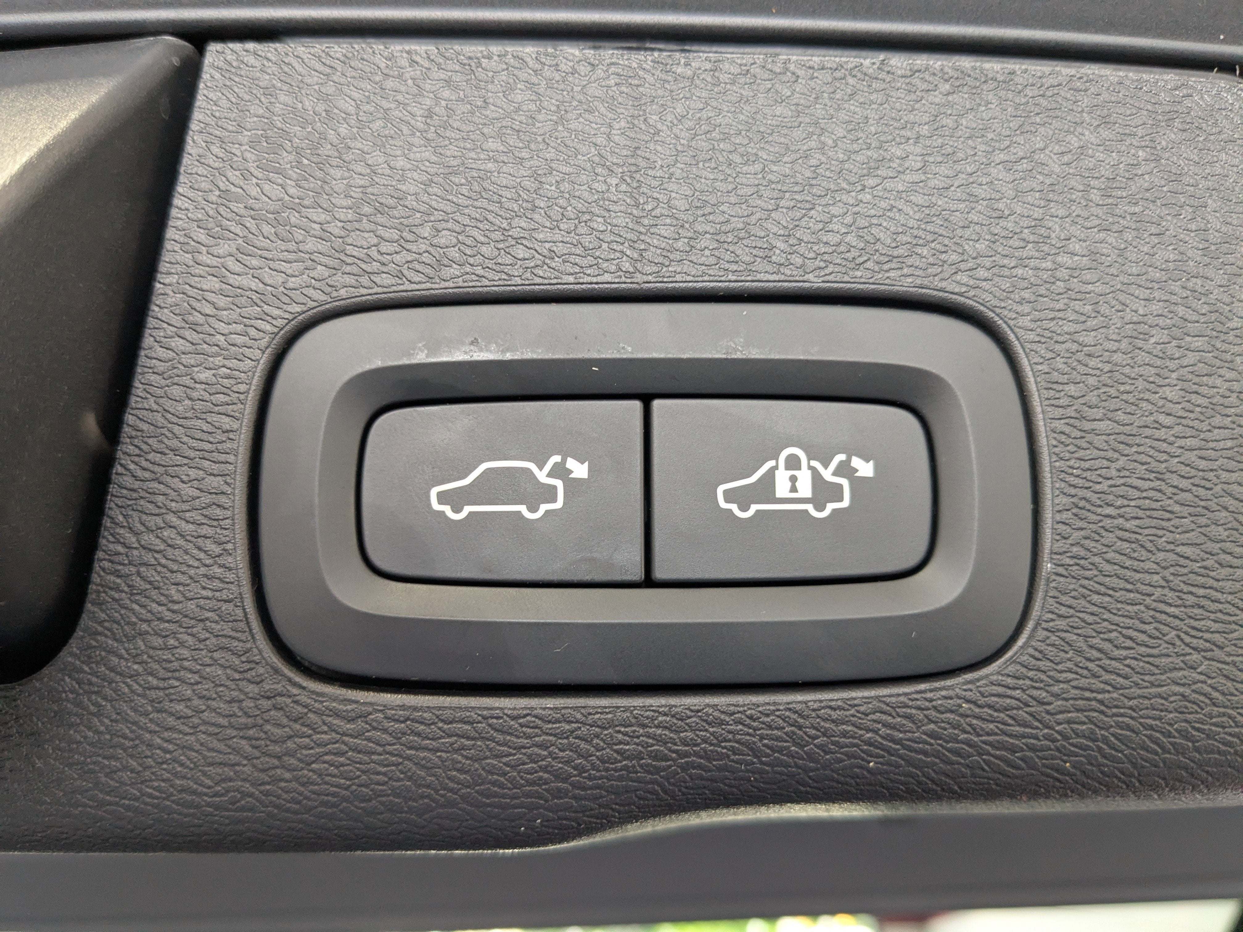 2024 Volvo XC60 Plus Dark Theme