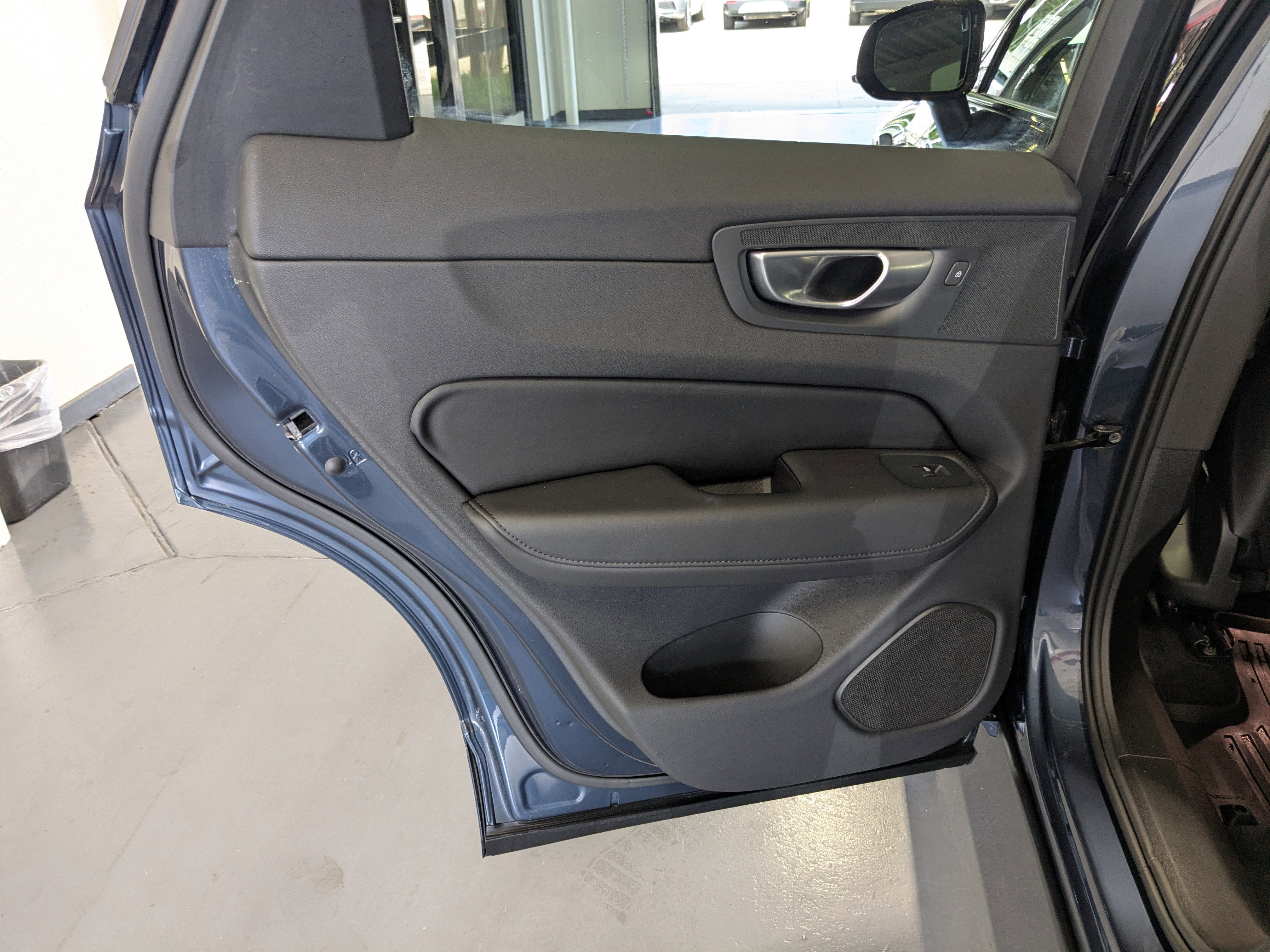 2024 Volvo XC60 Plus Dark Theme