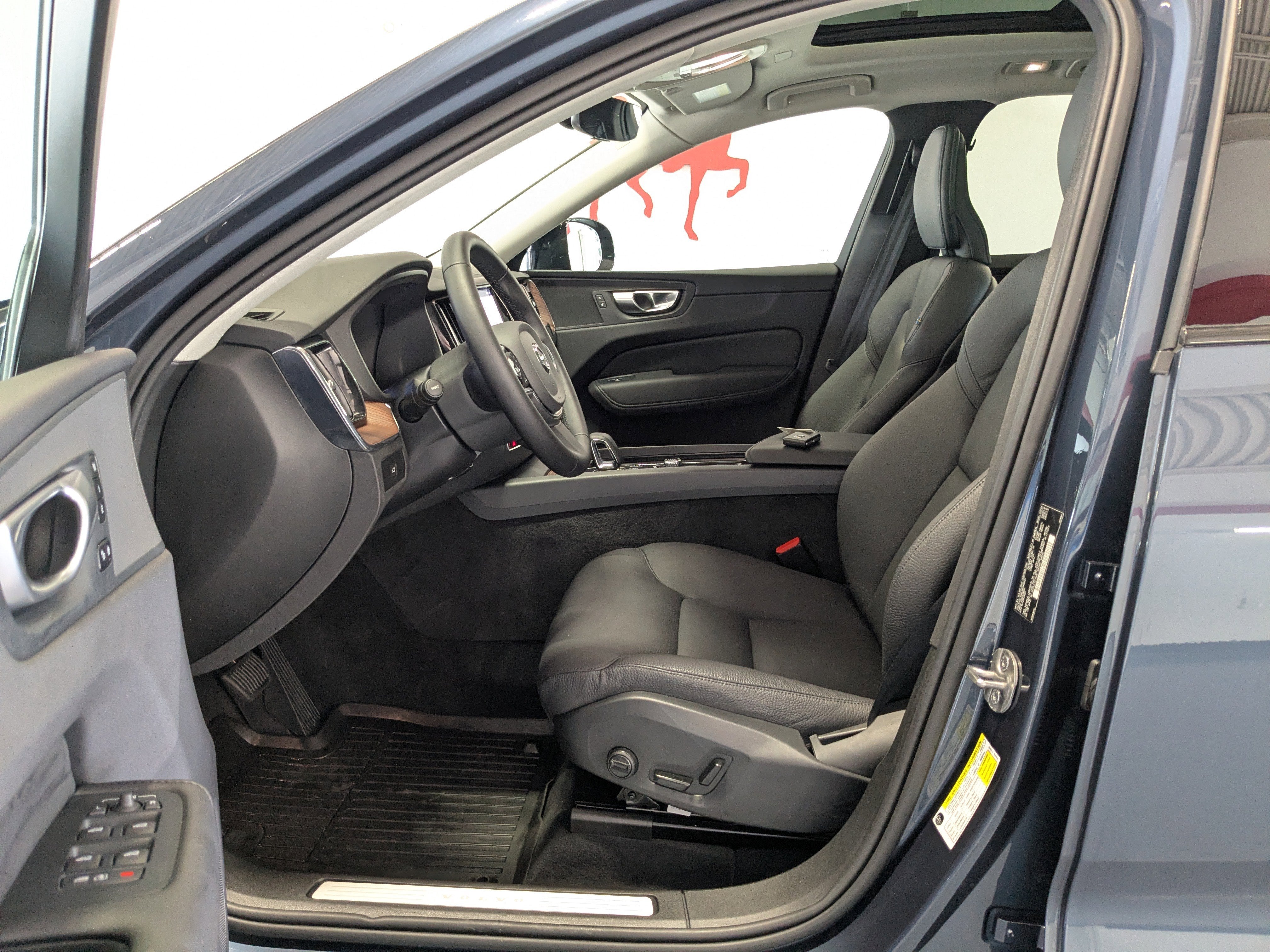 2024 Volvo XC60 Plus Dark Theme