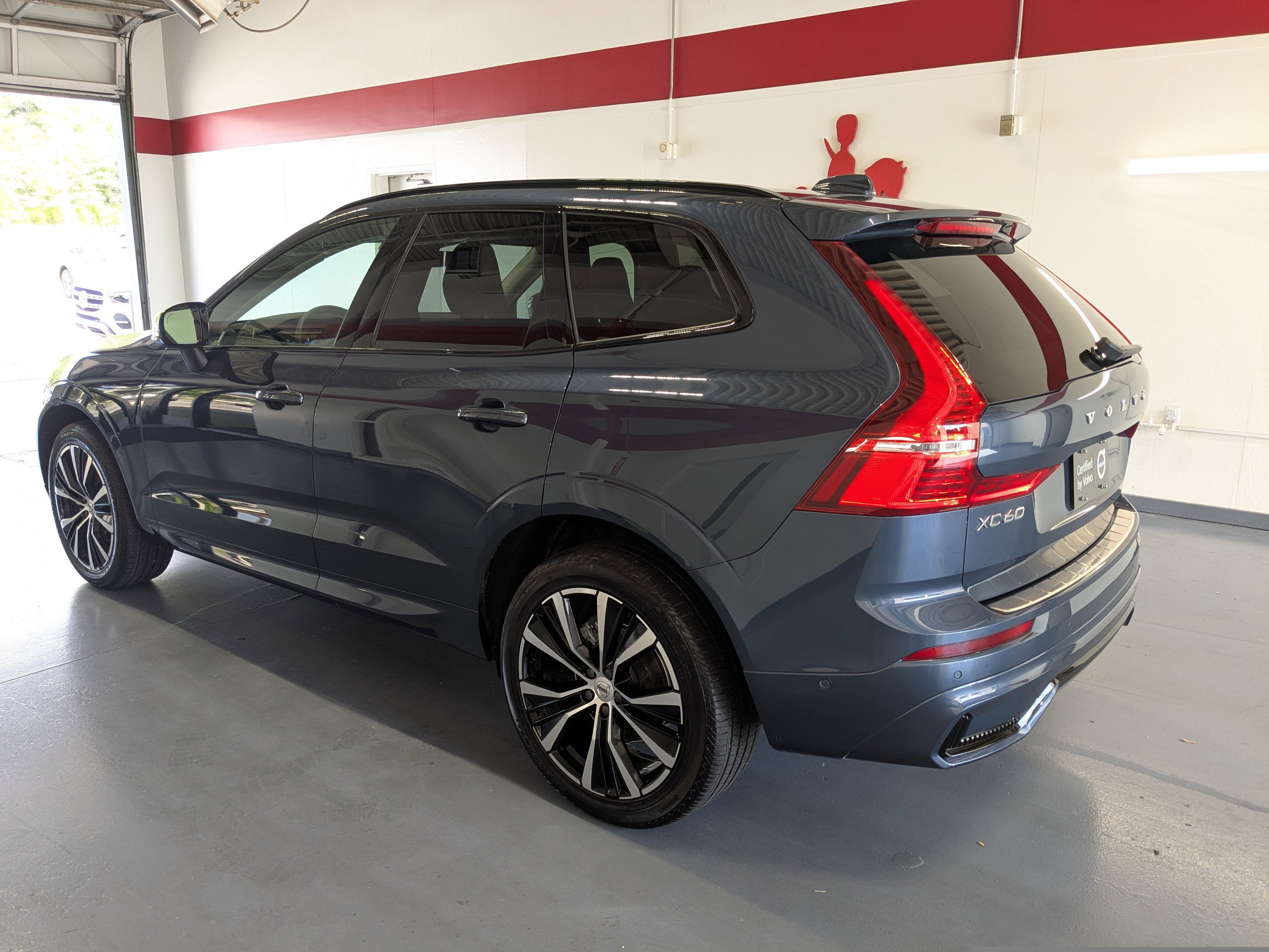 2024 Volvo XC60 Plus Dark Theme