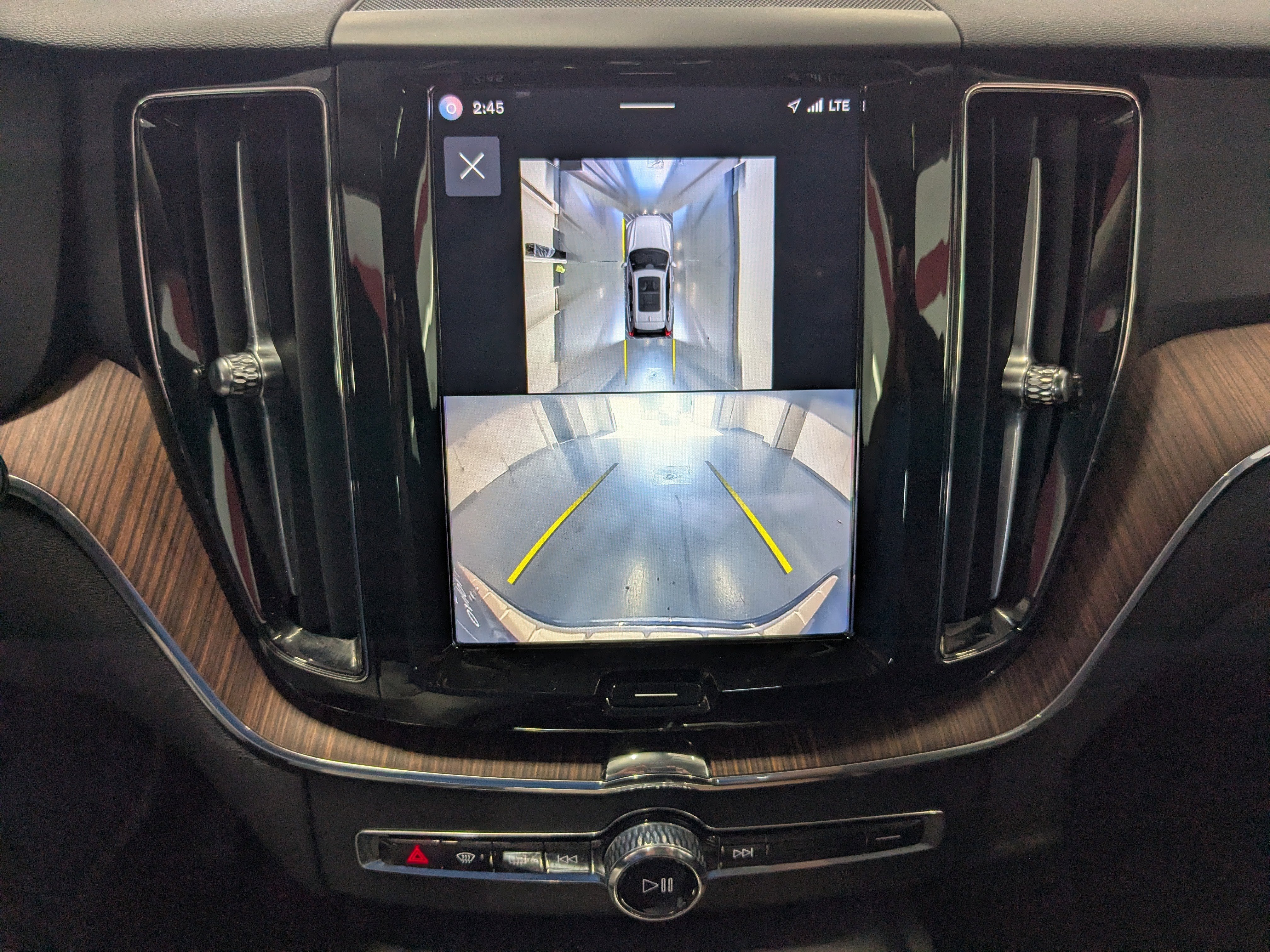 2024 Volvo XC60 Plus Dark Theme