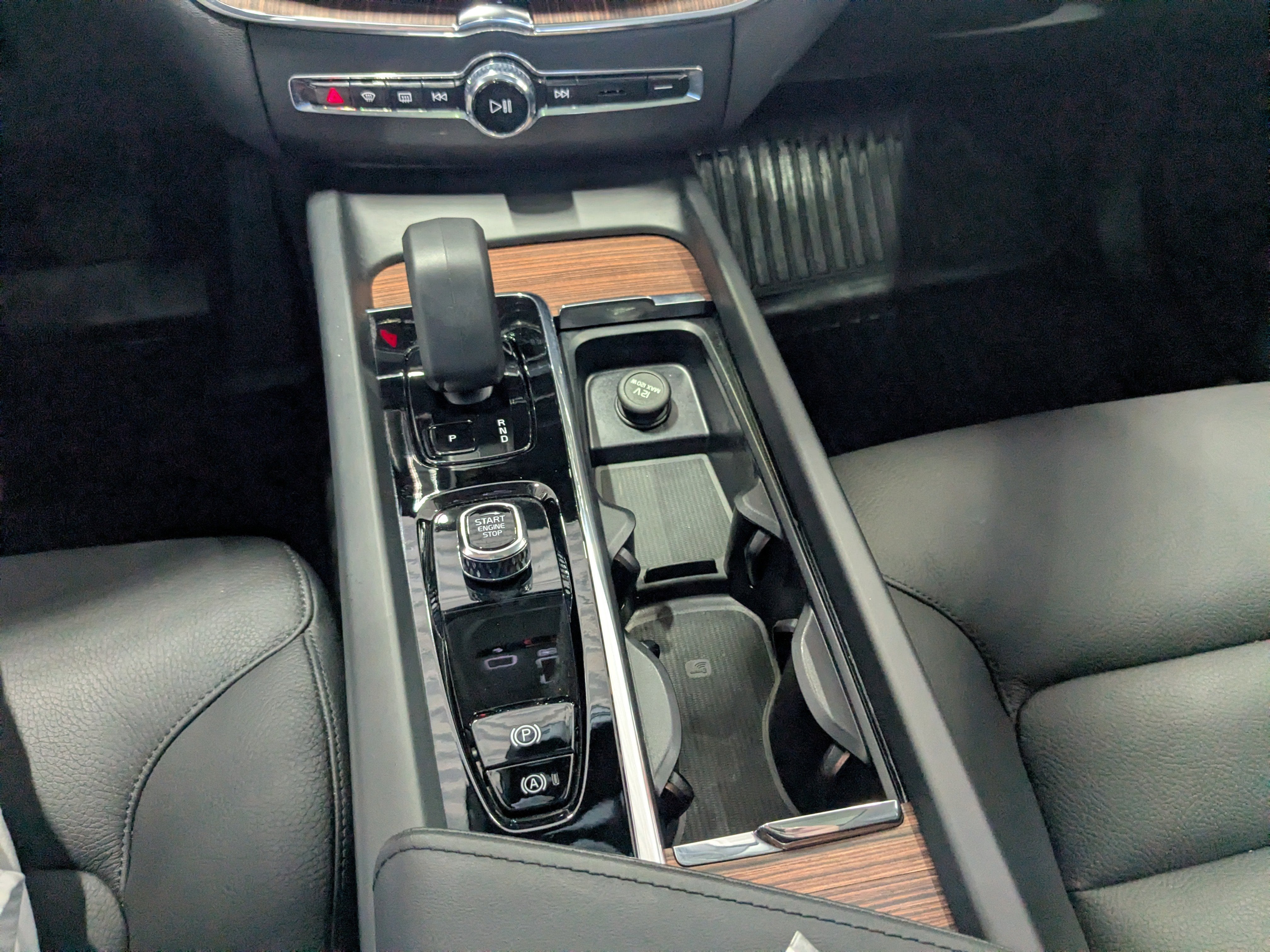 2024 Volvo XC60 Plus Dark Theme