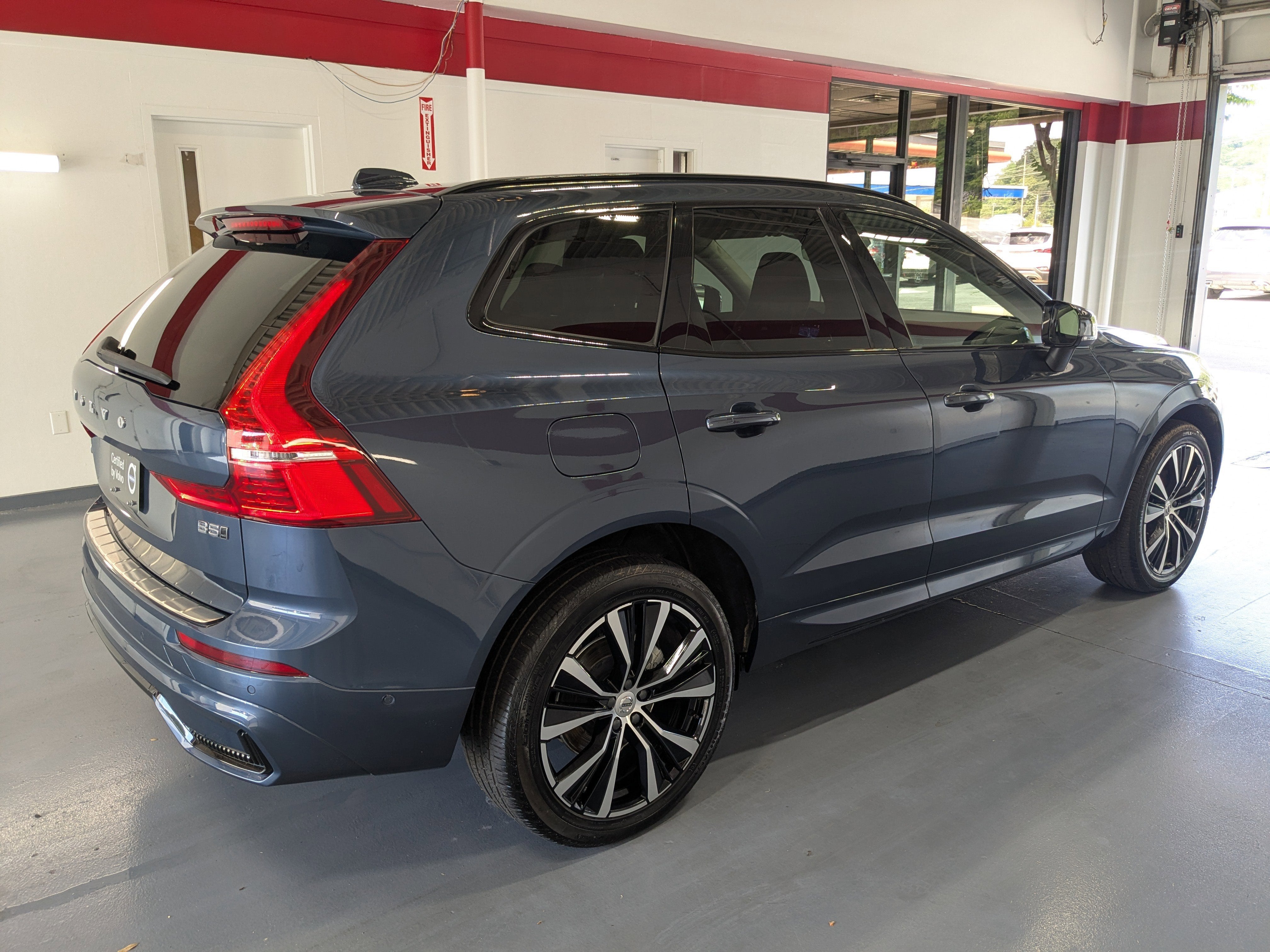 2024 Volvo XC60 Plus Dark Theme