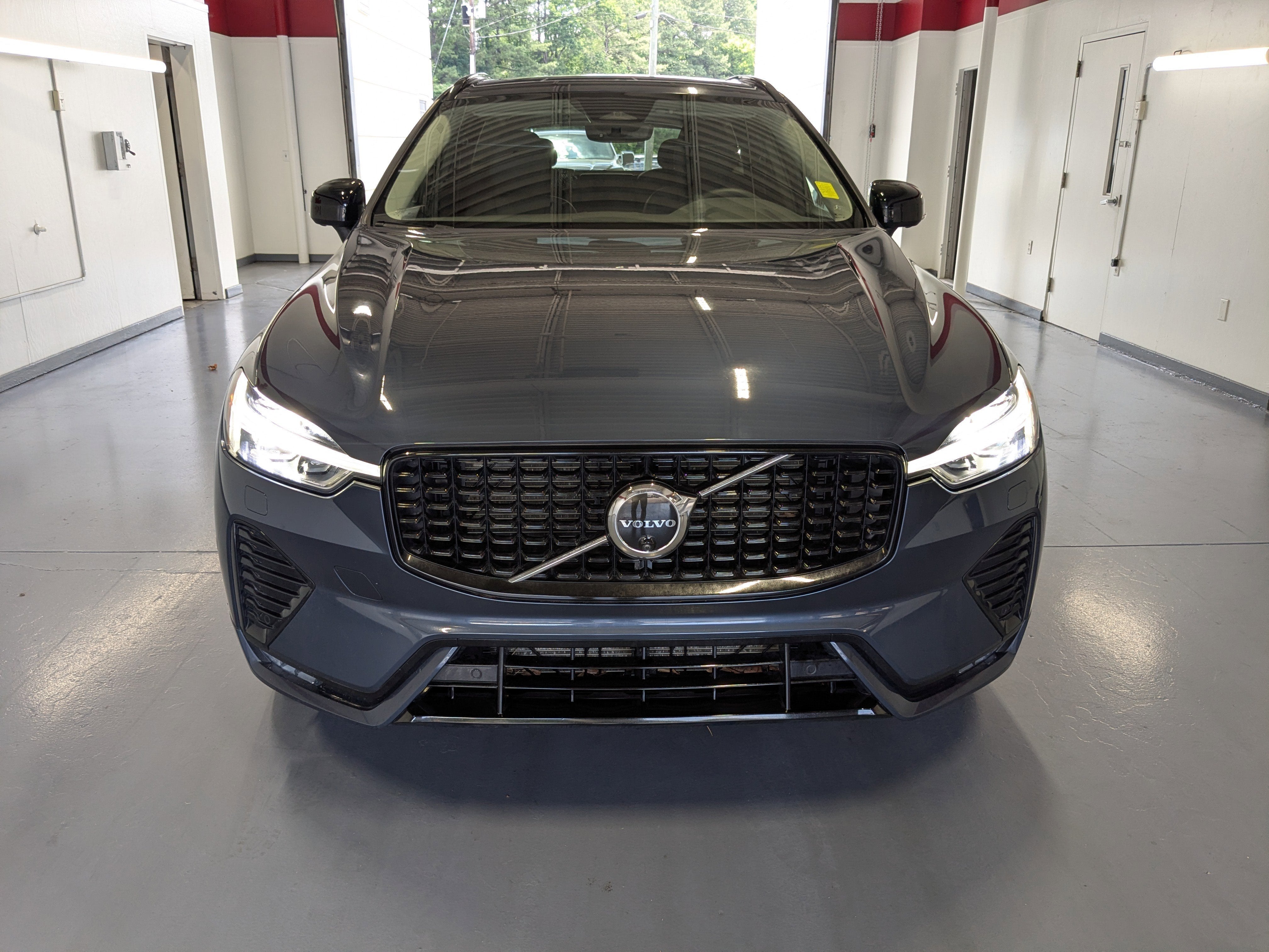 2024 Volvo XC60 Plus Dark Theme
