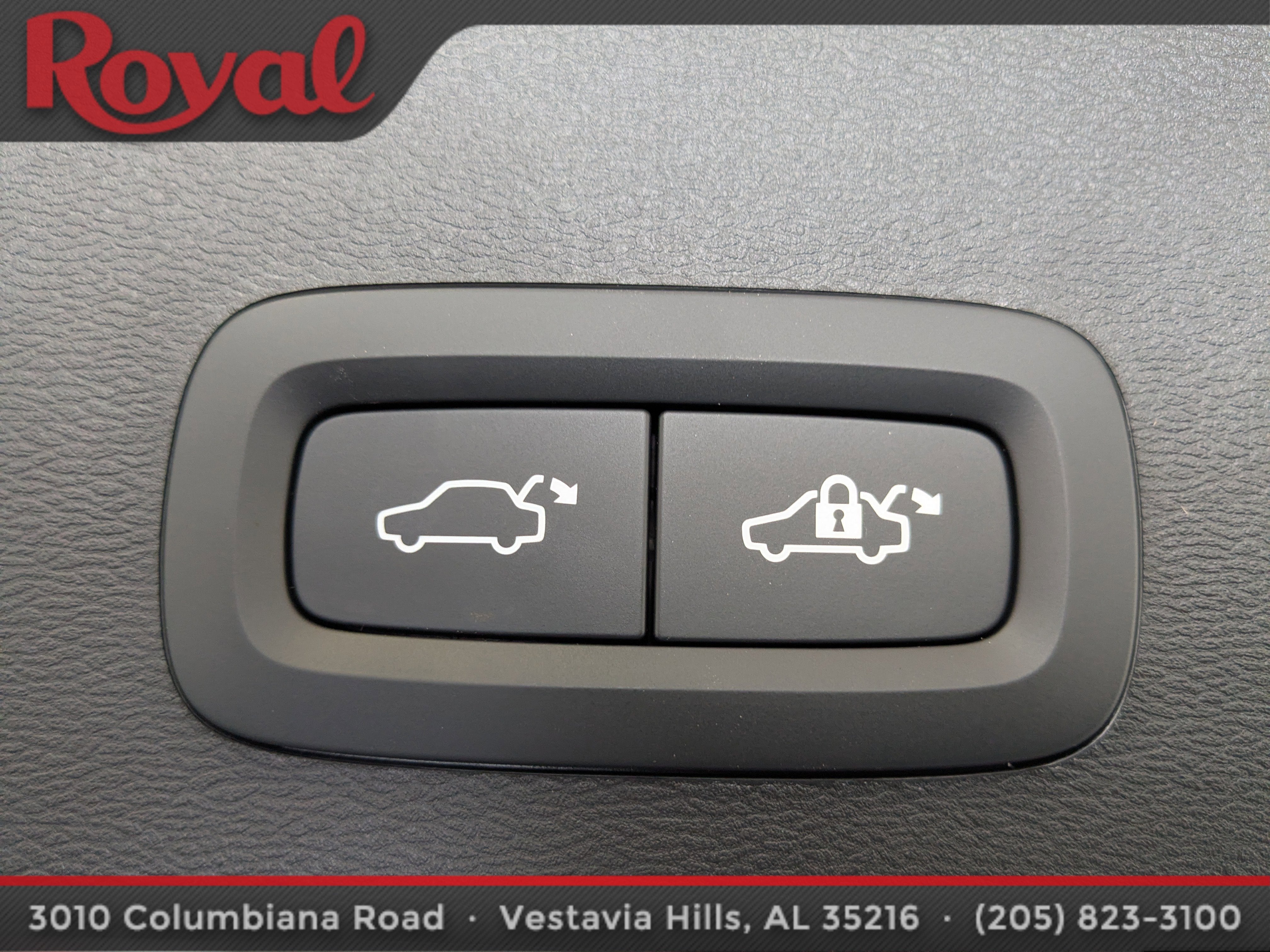 2024 Volvo XC40 Plus Dark Theme