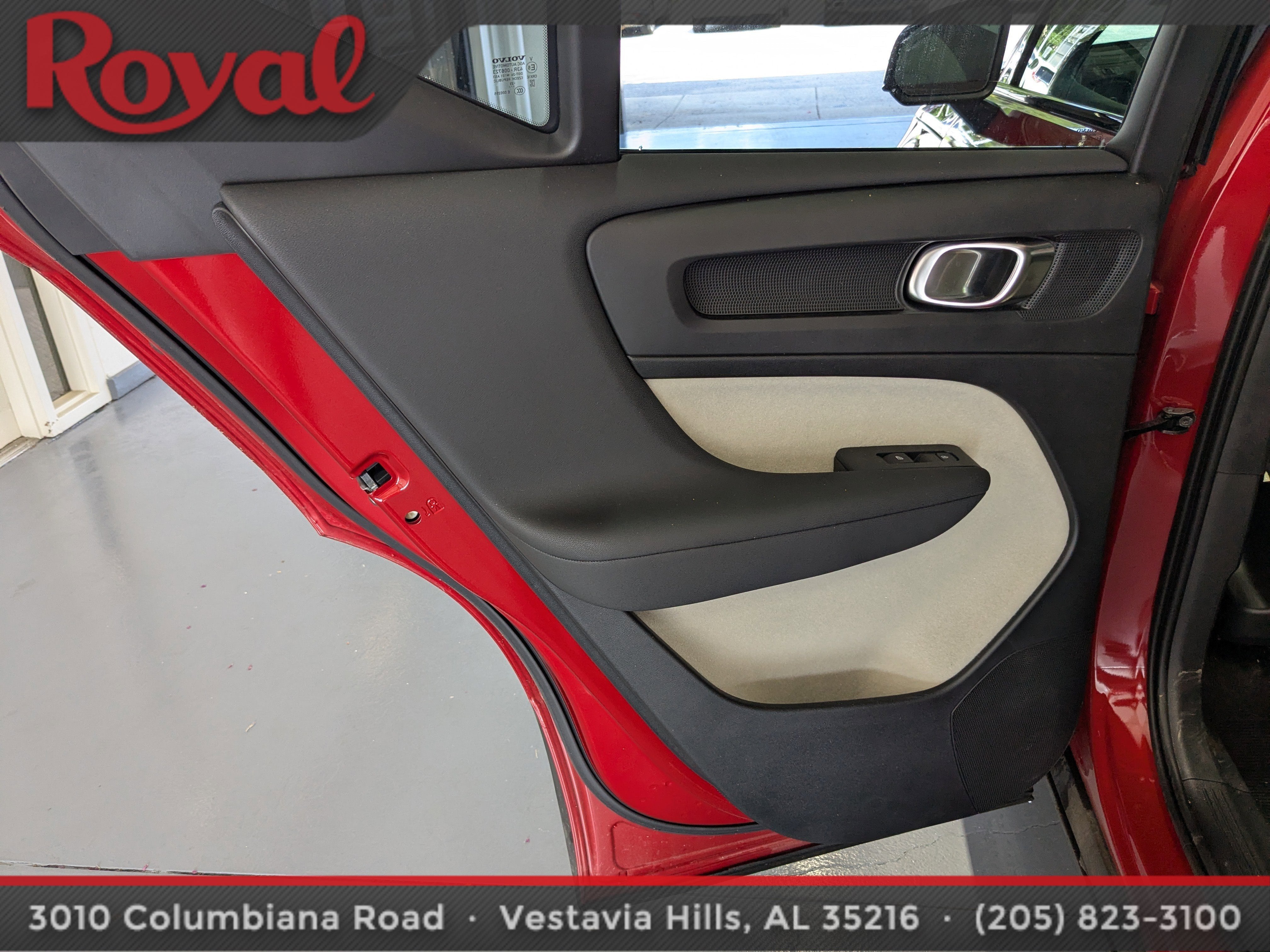 2024 Volvo XC40 Plus Dark Theme