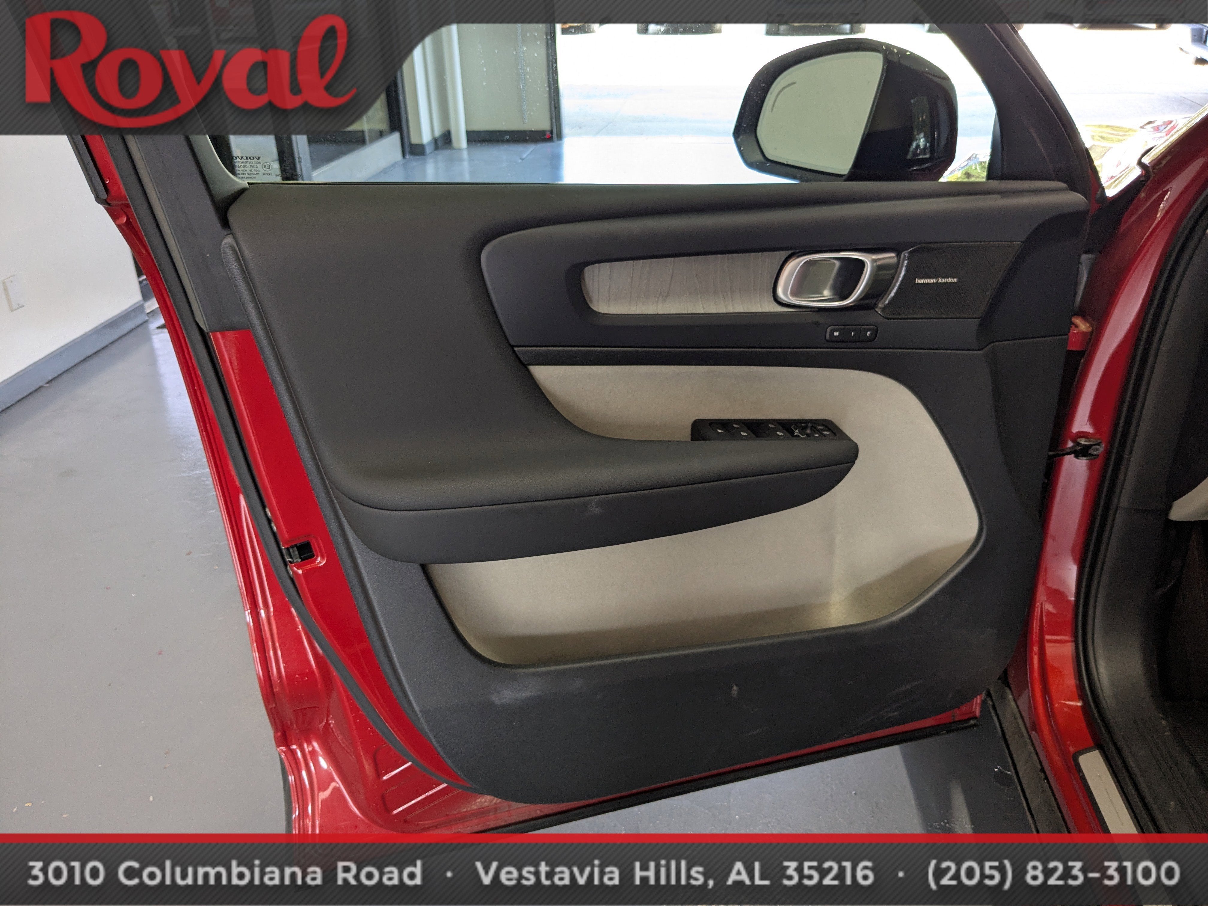 2024 Volvo XC40 Plus Dark Theme