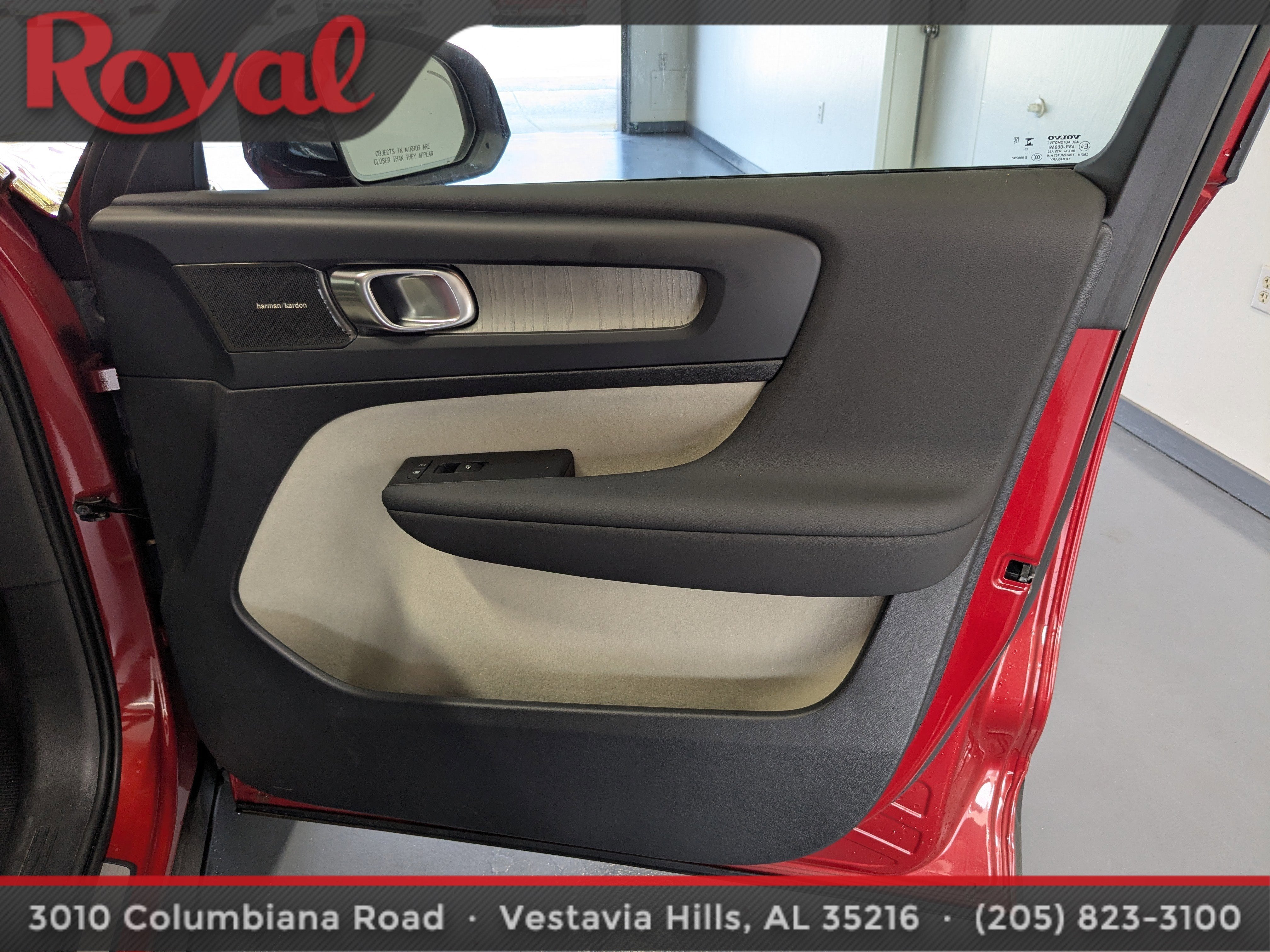 2024 Volvo XC40 Plus Dark Theme