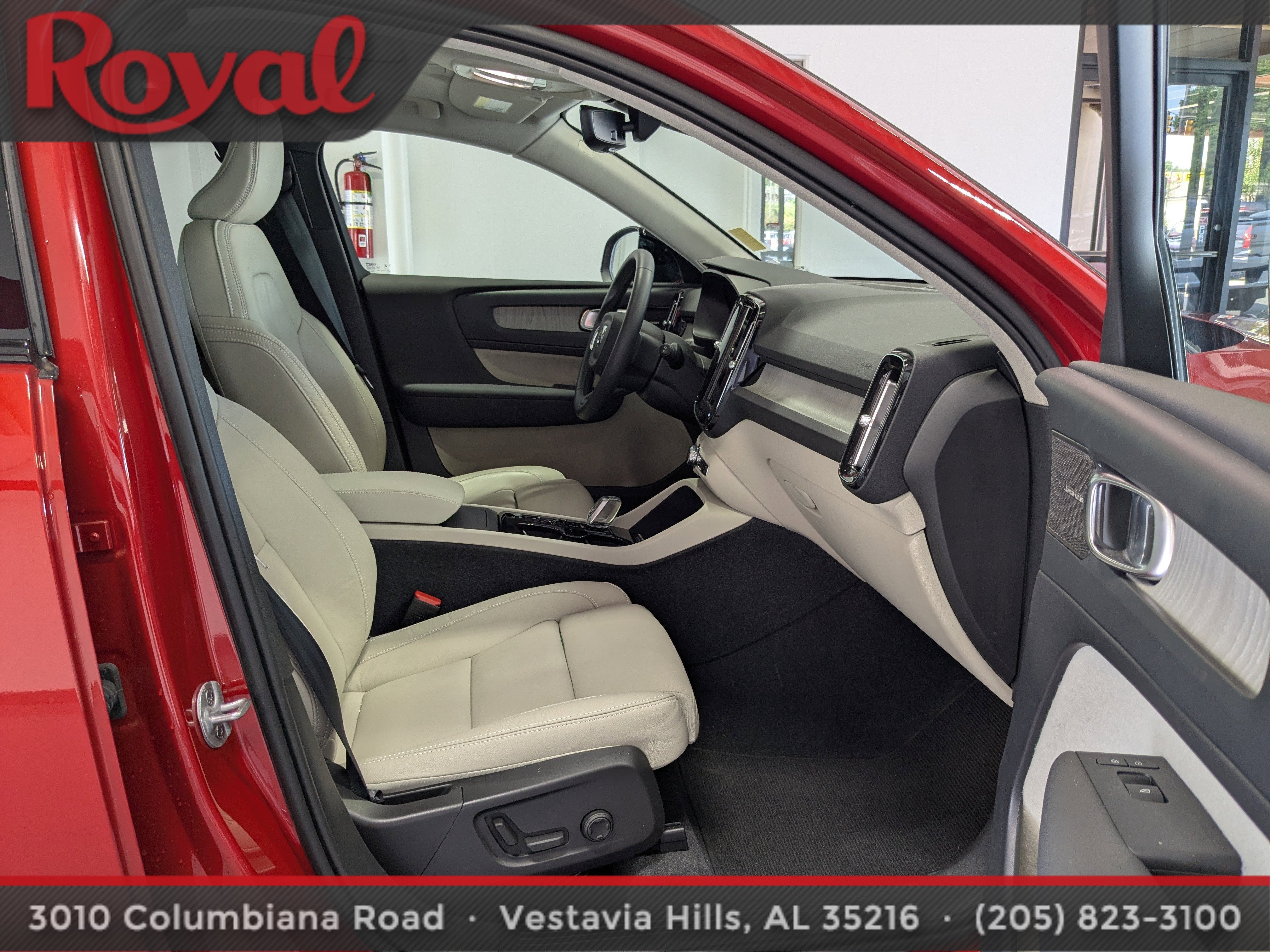 2024 Volvo XC40 Plus Dark Theme